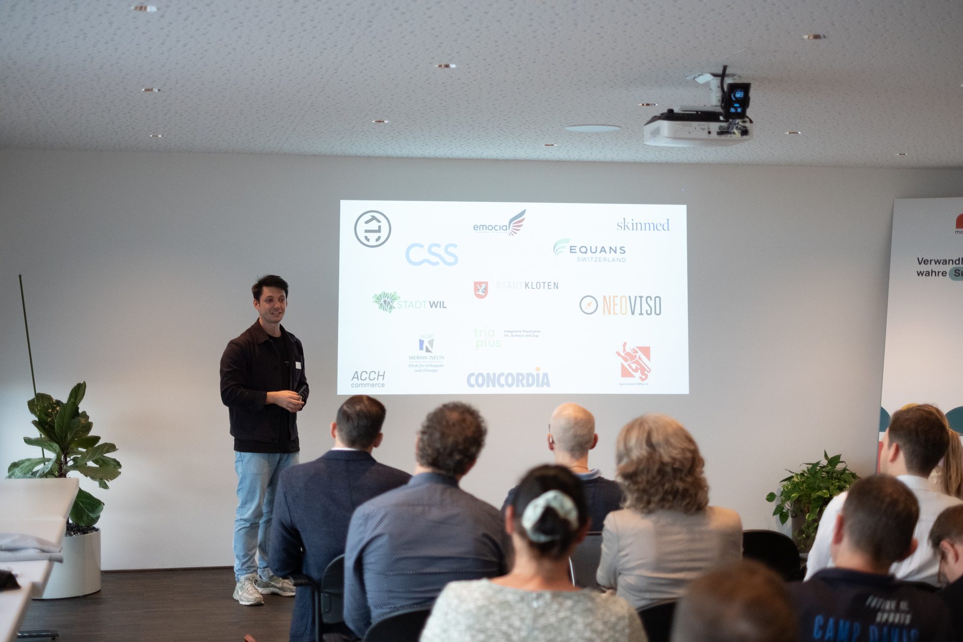 Input vor den Teilnehmenden an einem Moodtalk-Treffen